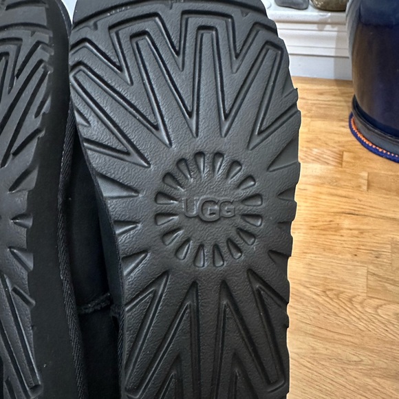 UGG Black Classic Micro Mini Boot Size 6 FLAW on Right heel pull tab NWT - Picture 4 of 16
